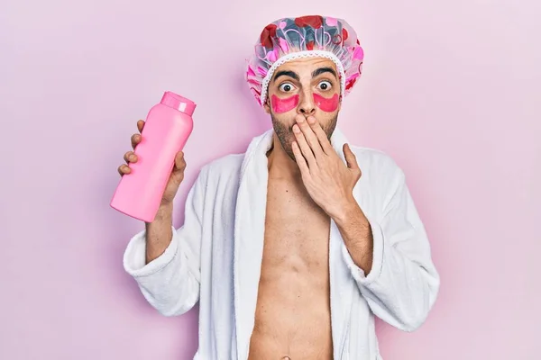 Junge Hispanische Mann Bademantel Und Augenklappen Mit Shampoo Bedeckt Mund — Stockfoto