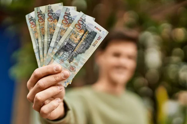 Junger Hispanischer Mann Lächelt Glücklich Mit Peruanischen Fußsohlen Banknoten Die — Stockfoto