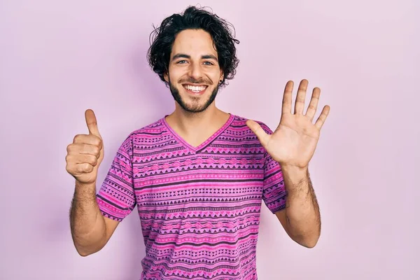 Hezký Hispánec Muž Sobě Ležérní Růžové Tričko Ukazující Ukazující Nahoru — Stock fotografie
