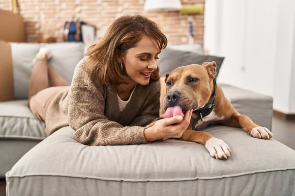 Junge Kaukasierin Lächelt Zuversichtlich Auf Sofa Liegend Mit Hund Neuen — Stockfoto