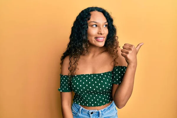 Jeune Femme Latine Portant Des Vêtements Décontractés Souriant Avec Visage — Photo