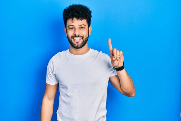 Jonge Arabische Man Met Baard Draagt Casual Wit Shirt Wijzend — Stockfoto