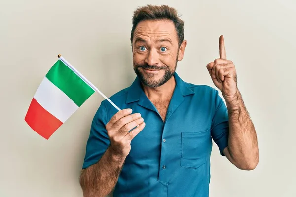 Μεσήλικας Που Κρατάει Την Σημαία Της Ιταλίας Χαμογελώντας Μια Ιδέα — Φωτογραφία Αρχείου