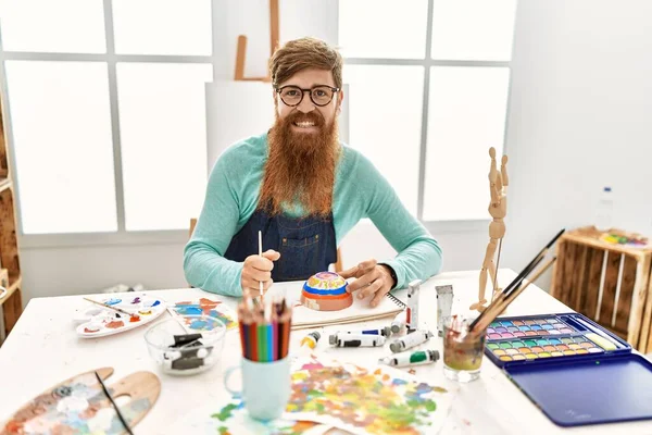 Jovem Ruiva Homem Sorrindo Confiante Pintura Cerâmica Barro Estúdio Arte — Fotografia de Stock