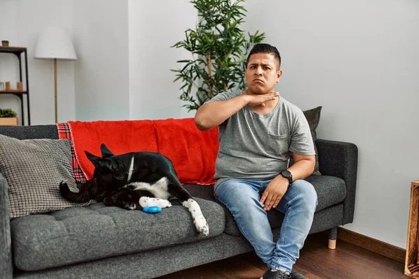 Jovem Latino Cão Sentado Sofá Casa Cortando Garganta Com Mão — Fotografia de Stock