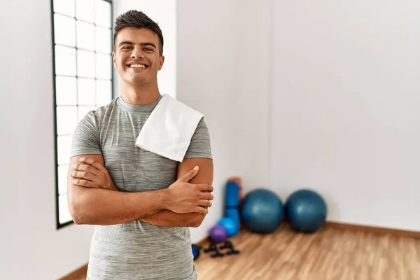 Jovem Hispânico Vestindo Roupas Esportivas Toalha Ginásio Rosto Feliz Sorrindo — Fotografia de Stock