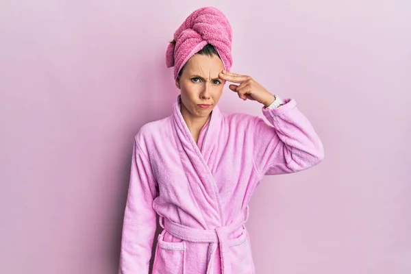 샤워기 모자를 목욕하는 여성은 이마에 문제에 걱정하고 스트레스를 — 스톡 사진