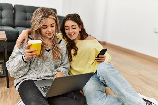 Pareja Joven Usando Ordenador Portátil Teléfono Inteligente Bebiendo Café Casa —  Fotos de Stock