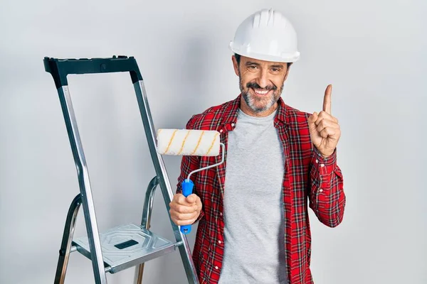 Middelbare Leeftijd Spaanse Schilder Man Met Roller Met Behulp Van — Stockfoto