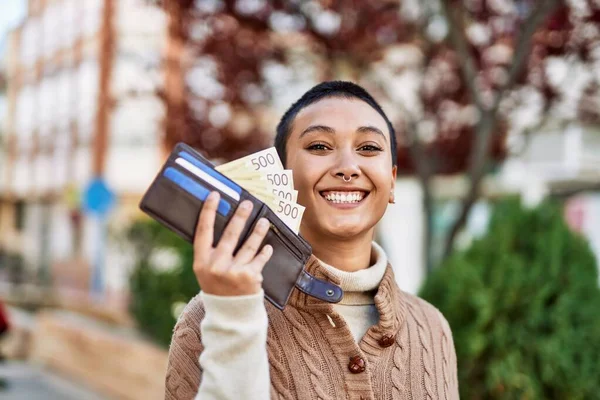 短い髪を持つ美しいパニック女性笑顔幸せな屋外ホールディング財布とともにノルウェーの銀行券 — ストック写真