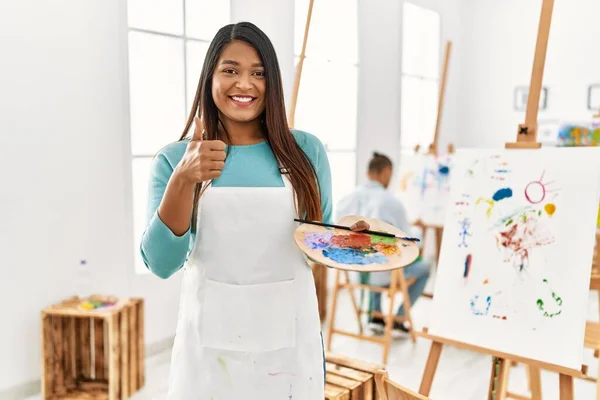 Young Latin Woman Standing Art Studio Smiling Happy Positive Thumb — Stockfoto