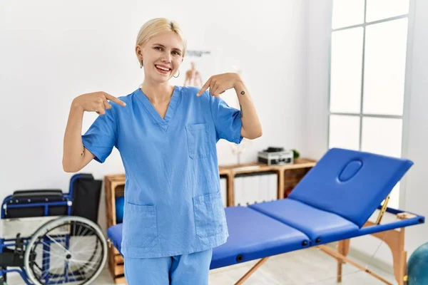 Hermosa Fisioterapeuta Caucásica Mujer Que Trabaja Clínica Recuperación Del Dolor —  Fotos de Stock