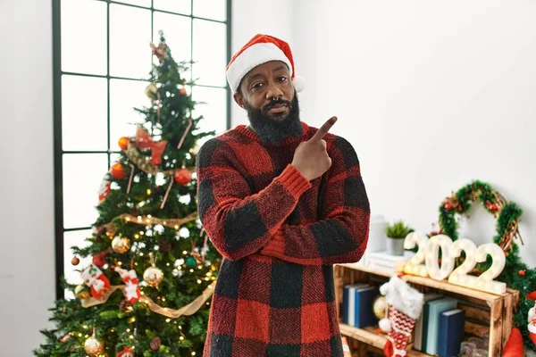 Африканский Американец Шляпе Санта Клауса Стоит Рождественской Елки Указывая Пальцем — стоковое фото