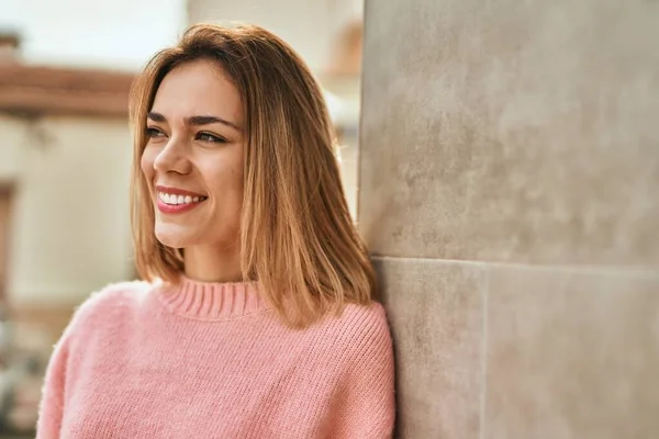 Young Caucasian Girl Smiling Happy Standing City — Stock Photo, Image