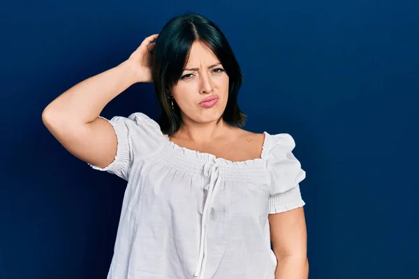 Ung Latinamerikansk Kvinna Bär Tillfälliga Kläder Förvirra Och Undrar Frågan — Stockfoto