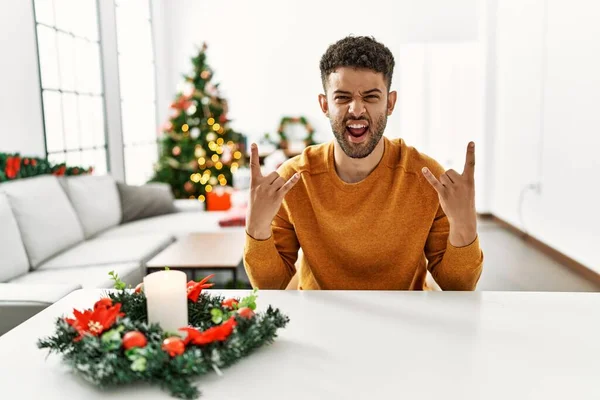 Jovem Árabe Sentado Mesa Pela Árvore Natal Gritando Com Expressão — Fotografia de Stock