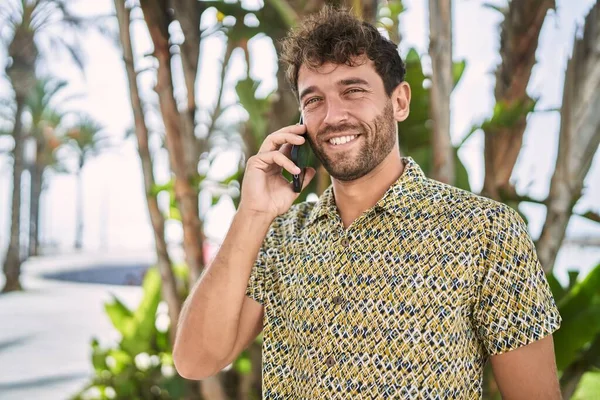 Ung Latinamerikansk Man Ler Säker Talar Smartphone Parken — Stockfoto