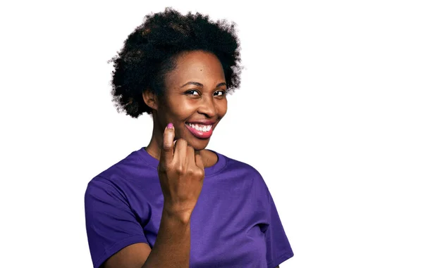 Afrikai Amerikai Afro Haj Visel Alkalmi Lila Póló Integetett Gyere — Stock Fotó