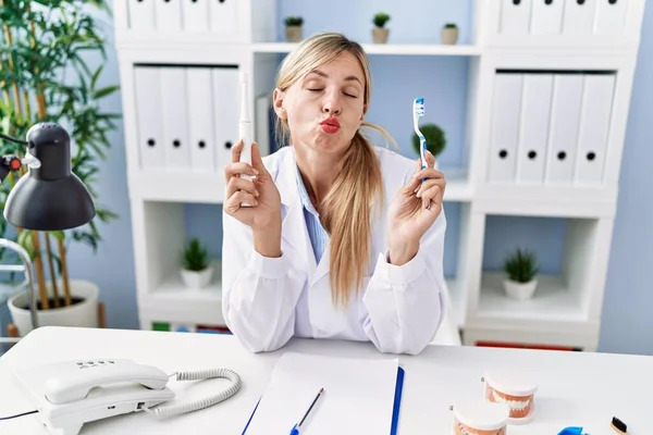 Hermosa Mujer Dentista Sosteniendo Cepillo Dientes Ordinario Cepillo Dientes Eléctrico — Foto de Stock