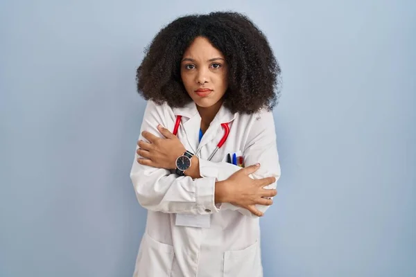 Junge Afroamerikanerin Arztuniform Und Stethoskop Zittert Und Friert Vor Winterkälte — Stockfoto