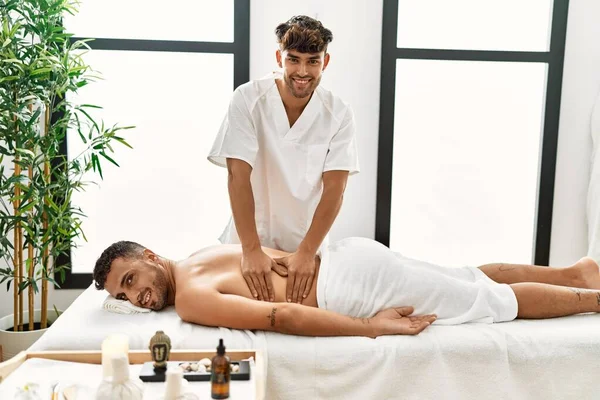 Due Uomini Ispanici Fisioterapista Paziente Avendo Sessione Riabilitazione Massaggiare Indietro — Foto Stock