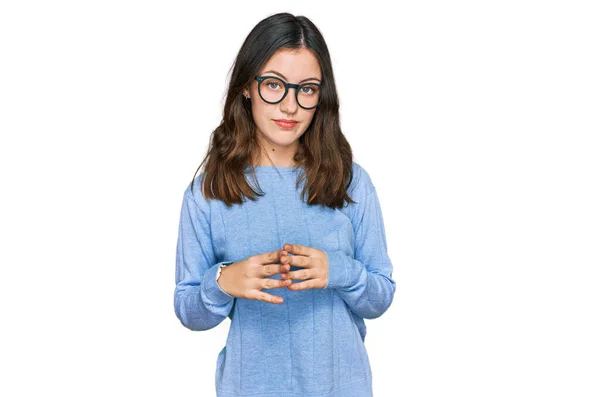 Gündelik Kıyafetler Gözlük Takan Genç Güzel Bir Kadın Ellerini Birleştirip — Stok fotoğraf