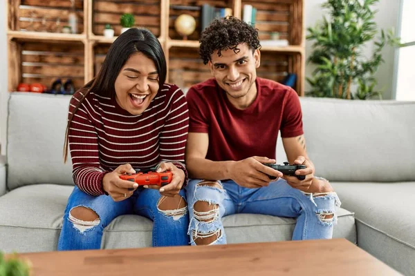 Jong Latijn Paar Glimlachen Gelukkig Spelen Video Game Zitten Bank — Stockfoto