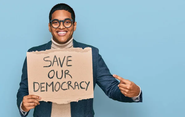 Jonge Knappe Latijns Amerikaanse Man Redt Onze Democratie Protestspandoek Glimlachend — Stockfoto