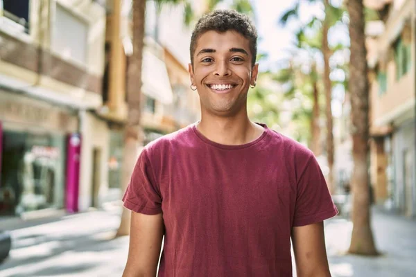 Νεαρός Λατίνος Χαμογελά Χαρούμενος Στέκεται Στην Πόλη — Φωτογραφία Αρχείου