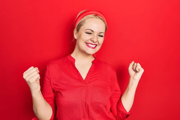 Junge Blonde Frau Lässigem Rotem Hemd Sehr Glücklich Und Aufgeregt — Stockfoto