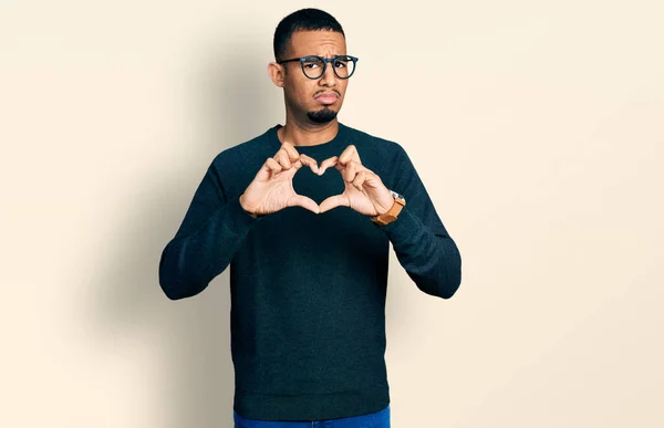 Fiatal Afro Amerikai Férfi Szív Szimbólumokat Csinál Kezek Nélkül Zavaros — Stock Fotó
