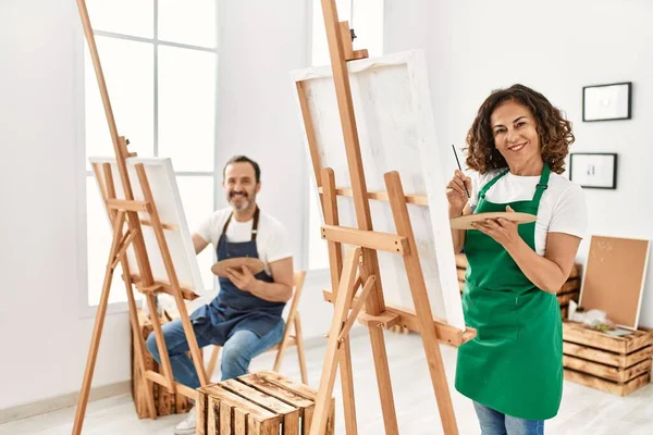 Dois Estudante Meia Idade Sorrindo Pintura Feliz Estúdio Arte — Fotografia de Stock
