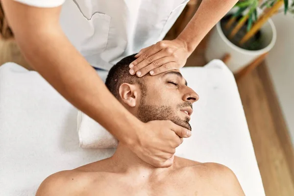 Två Latinamerikanska Män Terapeut Och Patient Som Har Ansiktsmassage Skönhetscentret — Stockfoto