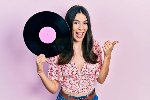 Jong Brunette Vrouw Holding Vinyl Disc Wijzen Duim Naar Zijkant — Stockfoto