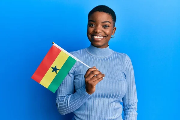 Mladá Africká Americká Žena Držící Ghanskou Vlajku Vypadá Pozitivně Šťastně — Stock fotografie