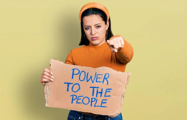 Joven Chica Hispana Sosteniendo Poder Pancarta Gente Señalando Con Dedo —  Fotos de Stock