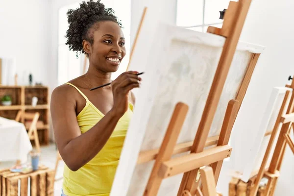 Genç Afrikalı Amerikalı Sanatçı Gülümsüyor Sanat Stüdyosunda Mutlu Çizimler — Stok fotoğraf