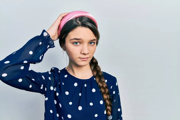 エレガントな外観を身に着けている若いブルネットの女の子は混乱し 質問について疑問に思う 疑いもなく頭に手を置いて考える 包括的な概念は — ストック写真