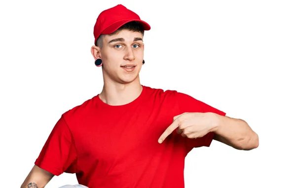 Jovem Caucasiano Menino Com Orelhas Dilatação Vestindo Uniforme Entrega Capacete — Fotografia de Stock
