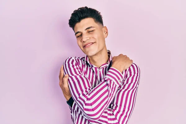 Ung Latinamerikansk Man Klädd Avslappnade Kläder Kramar Sig Lycklig Och — Stockfoto
