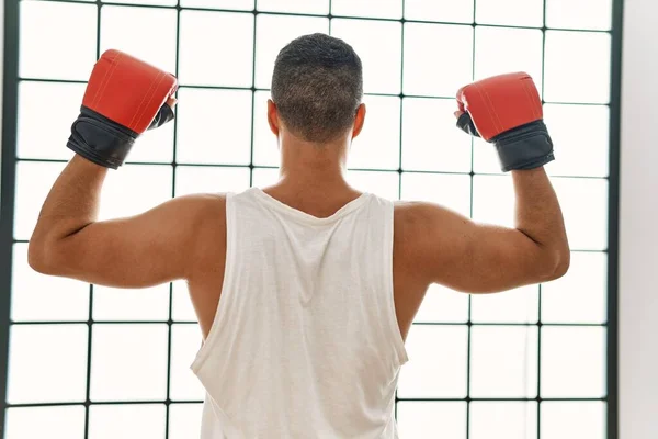 Joven Hispano Retrospectiva Haciendo Fuerte Gesto Centro Deportivo —  Fotos de Stock