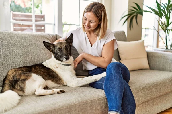 Jong Kaukasisch Meisje Glimlachen Gelukkig Zitten Bank Met Hond Thuis — Stockfoto