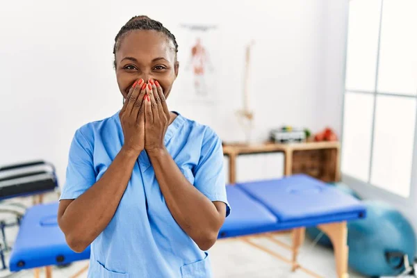 Zwarte Vrouw Met Vlechten Werken Pijn Herstel Kliniek Lachen Beschaamd — Stockfoto