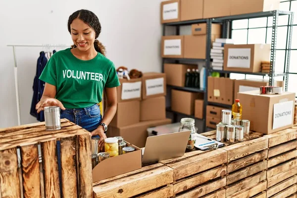 Young Latin Woman Wearing Volunteer Uniform Working Charity Center — Stock Photo, Image