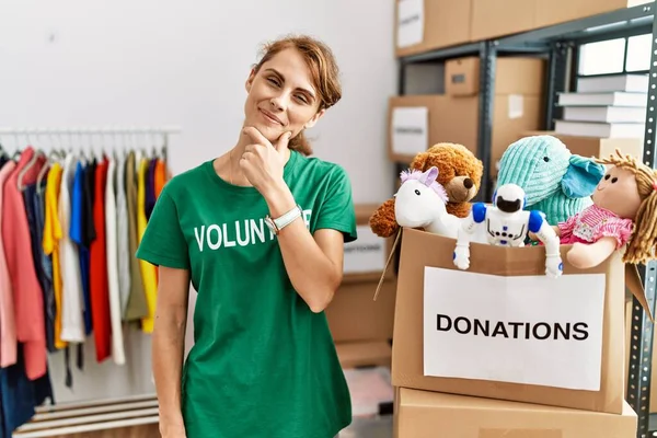 Mulher Branca Bonita Vestindo Shirt Voluntária Doações Stand Olhando Confiante — Fotografia de Stock
