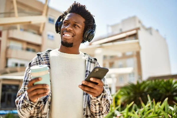 Bonito Homem Negro Com Cabelo Afro Usando Fones Ouvido Ouvindo — Fotografia de Stock