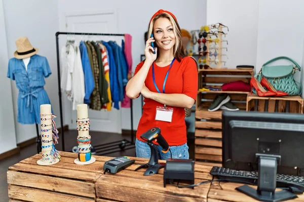 Jovem Mulher Lojista Caucasiana Sorrindo Feliz Falando Smartphone Trabalhando Loja — Fotografia de Stock