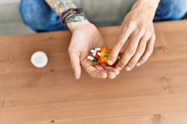 Hände Eines Mannes Mit Tabletten Auf Dem Sofa Hause — Stockfoto