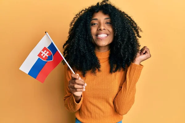 Mujer Afroamericana Con Cabello Afro Sosteniendo Bandera Eslovaquia Gritando Orgullosa —  Fotos de Stock