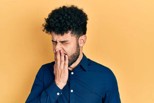 Jonge Arabier Man Met Baard Draagt Casual Shirt Verveeld Geeuwen — Stockfoto